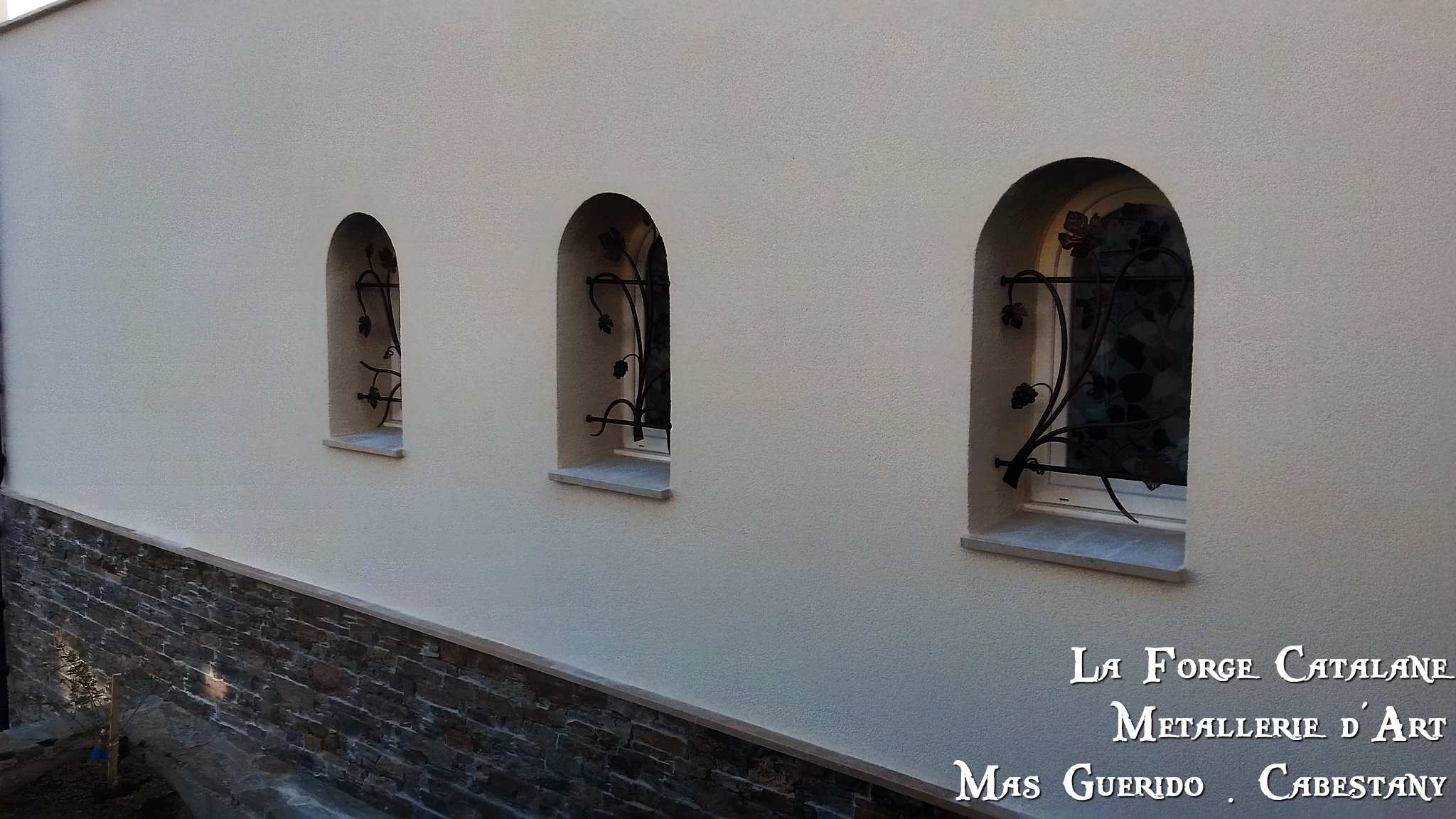 grilles protection fixe sarment vigne travail forge forge catalane.jpg